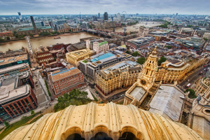 当AI成为“队友”：电竞赛场上的智能协作与情感鸿沟